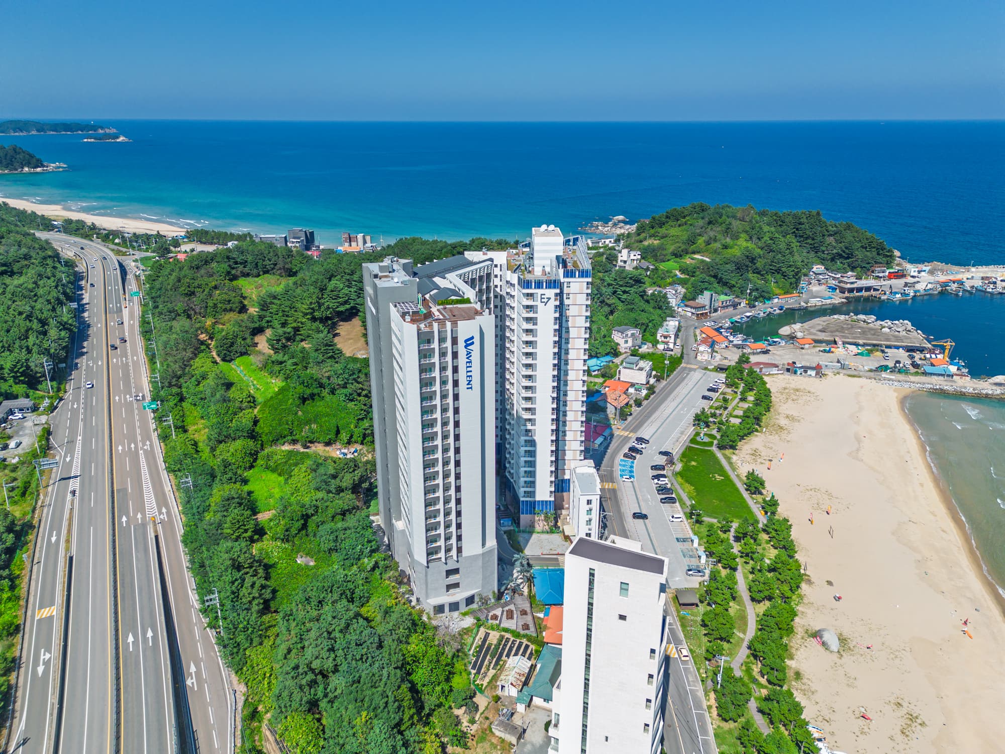 죽도해변과 동산항 사이에 위치한 웨이브 스테이지